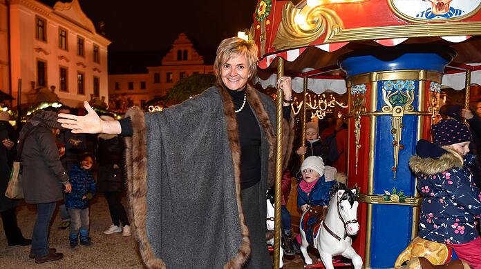 Fürstin Gloria von Thurn und Taxis auf dem Weihnachtsmarkt auf Schloss St. Emmeram in Regensburg