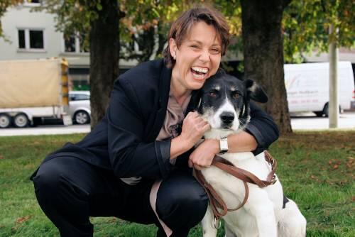 Adelheid Rupp mit ihrem neuen Hund Paul