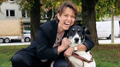Adelheid Rupp mit ihrem neuen Hund Paul