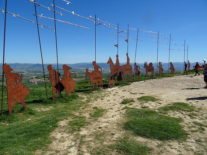 Berühmtes Pilger-Denkmal auf dem Alto del Perdon auf dem Camino Francés.