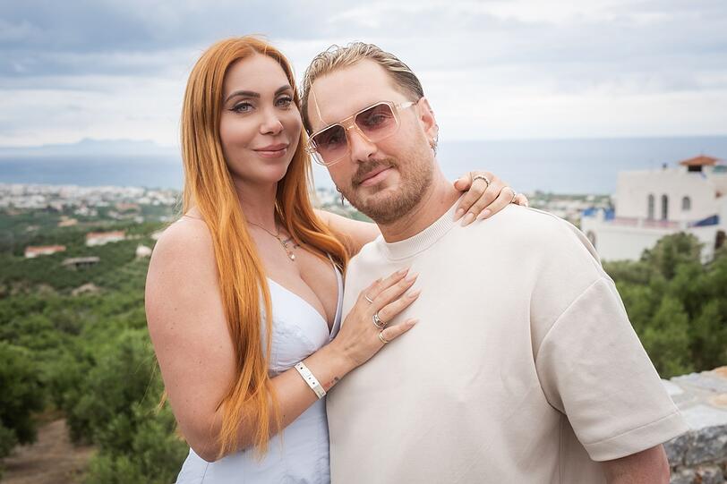 Tara und Dennis sind seit Anfang 2025 ein Paar und leben gemeinsam in Wien. Tara und Dennis sind seit Anfang 2025 ein Paar und leben gemeinsam in Wien.