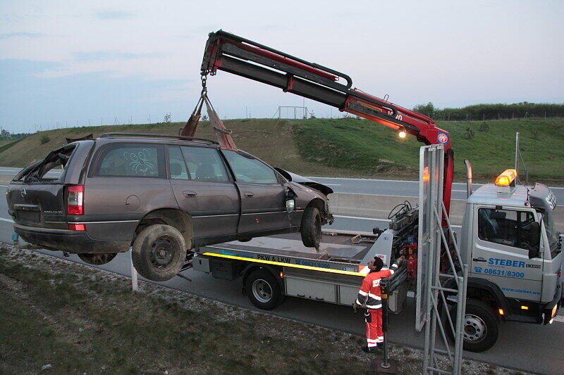 Der Opelfahrer setzte seinen Wagen frontal gegen ein Verkehrsschild.