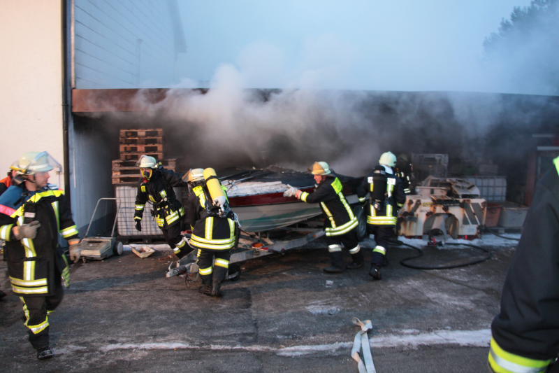 Rauch-Alarm am Rosenmontag in Mittbach: Unter einem Vordach ist ein Motorboot in Brand geraten. Zwei Personen wurden dabei leicht verletzt. Die Bilder vom Feuerwehreinsatz