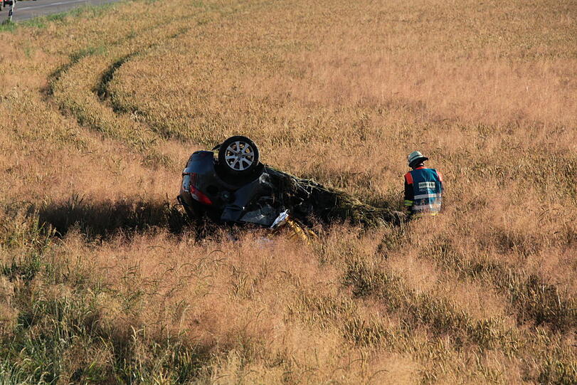 Eine 19-Jährige Fahranfängerin hat am frühen Samstagmorgen einen tödlichen Unfall verursacht. Die Bilder von der Unfallstelle.