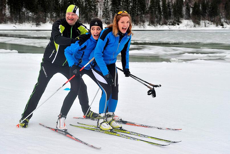 Sven Plöger (l-r), Linda Zervakis und Susanne Pätzold beim Fotoshooting zum "Star-Biathlon 2013" in Ruhpolding.