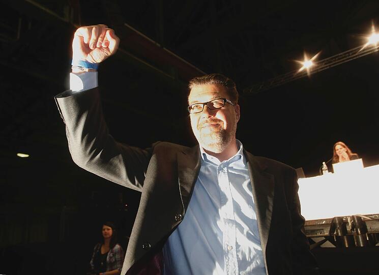 Die Siegerfaust: Gerhard Mayrhofer ist neuer Löwen-Präsident.