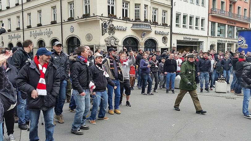 Amateur-Derby: FC Bayern II gegen den TSV 1860 II - Fans treffen sich in den Innenstadt. Die Bilder...