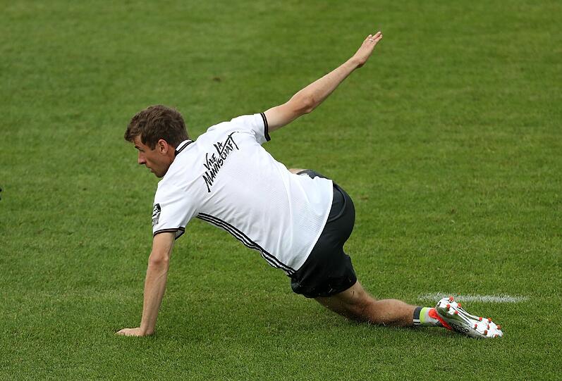 Thomas Müller reckt und streckt sich.
