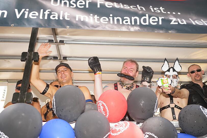 Die große CSD-Politparade erlebte in diesem Jahr einen neuen Teilnehmerrekord: 87 Fußgruppen und Paradewagen hatten sich angemeldet.