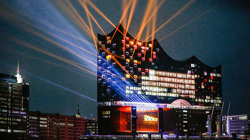 Spektakuläre Bilder: Mit einem großen Festakt wurde das "Jahrhundertbauwerk" Elbphilharmonie eröffnet.