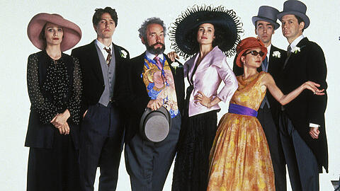 Der Cast von "Vier Hochzeiten und ein Todesfall": Kristin Scott Thomas, Hugh Grant, Simon Callow, Andie MacDowell, Charlotte Coleman, John Hannah und James Fleet (v.l.n.r.).