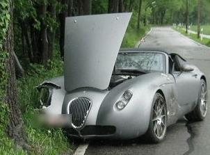 Der sündteure Wiesmann-Sportwagen ist gegen einen Baum geknallt. Der Sachschaden: rund 80 000 Euro.