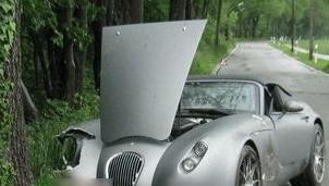 Der sündteure Wiesmann-Sportwagen ist gegen einen Baum geknallt. Der Sachschaden: rund 80 000 Euro. Der sündteure Wiesmann-Sportwagen ist gegen einen Baum geknallt. Der Sachschaden: rund 80 000 Euro.