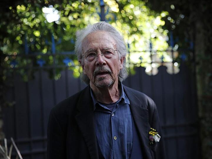 Literaturnobelpreisträger Peter Handke steht auf dem Grundstück seines Hauses in Chaville.