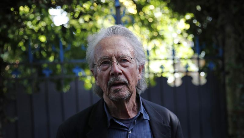 Literaturnobelpreisträger Peter Handke steht auf dem Grundstück seines Hauses in Chaville. Literaturnobelpreisträger Peter Handke steht auf dem Grundstück seines Hauses in Chaville.