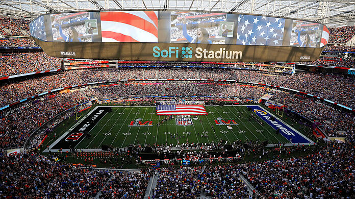 Vor dem Kickoff beim Super Bowl schaltete der FC Bayern einen Spot im weltweiten Fernsehen.