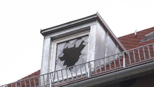 Eine zerstörte Glasscheibe im Brandhaus Geiersberg: Die Feuerwehr schlug das Fenster ein, um von der oberen Etage aus zu löschen. Eine zerstörte Glasscheibe im Brandhaus Geiersberg: Die Feuerwehr schlug das Fenster ein, um von der oberen Etage aus zu löschen.