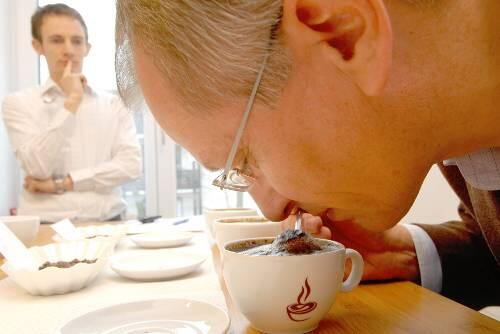 Raphael (l.) und Bernd Braune beim  Test: Hier geht es um den unvergleichlichen Kaffeeduft.