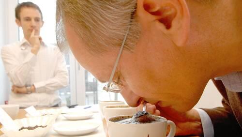 Raphael (l.) und Bernd Braune beim Test: Hier geht es um den unvergleichlichen Kaffeeduft. Raphael (l.) und Bernd Braune beim Test: Hier geht es um den unvergleichlichen Kaffeeduft.