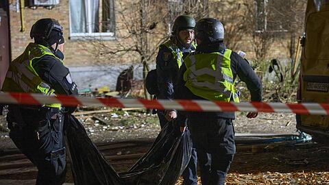Rettungskräfte konnten einen Zivilisten nur noch tot aus den Trümmern bergen.