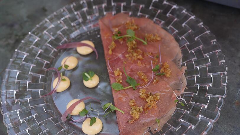 Erster Gang: Rindercarpaccio mit Thymianpanko, Kalamansi-Mayonnaise, Kr&auml;uter.