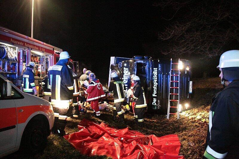 Am Mittwoch morgen kippte ein LKW auf der B 12 bei Rattenkirchen um: Der verletzte Fahrer war in seiner Kabine eingeklemmt und musste von der Feuerwehr befreit werden. Die Bilder!