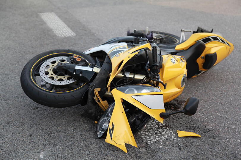 Im Landkreis Rosenheim hat eine Autofahrerin einen Motorradfahrer übersehen. Der Mann stirbt noch am Unfallort, die Frau wird schwer verletzt ins Krankenhaus geflogen.