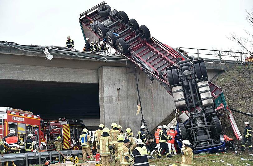 Der Sattelzug war am Samstagmorgen über die die Leitplanke gerutscht und stürzte von der Brücke.