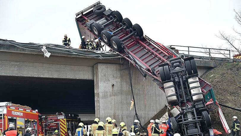 Der Sattelzug war am Samstagmorgen über die die Leitplanke gerutscht und stürzte von der Brücke. Der Sattelzug war am Samstagmorgen über die die Leitplanke gerutscht und stürzte von der Brücke.