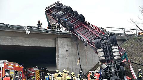 Der Sattelzug war am Samstagmorgen über die die Leitplanke gerutscht und stürzte von der Brücke.
