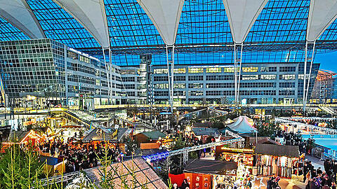 Am Samstag öffnete die 600 Quadratmeter große Eislauffläche inklusive Eisstockbahn für Besucher. Der Name Wintermarkt brachte dem Flughafen nun einen Shitstorm ein.