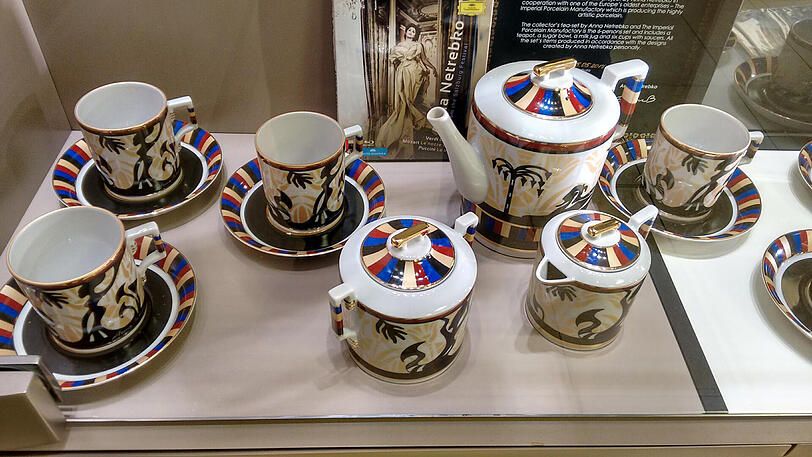 Das von Anna Netrebko gestaltete Teeservice mit "Aida&ldquo;-Motiven im Salzburger Festspielshop.