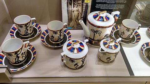Das von Anna Netrebko gestaltete Teeservice mit "Aida&ldquo;-Motiven im Salzburger Festspielshop.