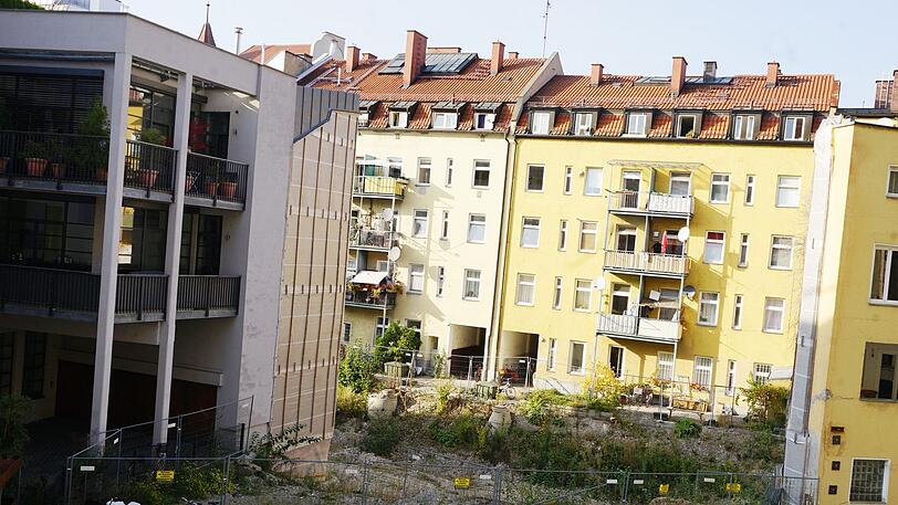 An der Liebherrstraße steht ein Bauzaun, aber gebaut wird seit Jahren nicht.