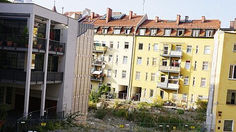 An der Liebherrstraße steht ein Bauzaun, aber gebaut wird seit Jahren nicht.