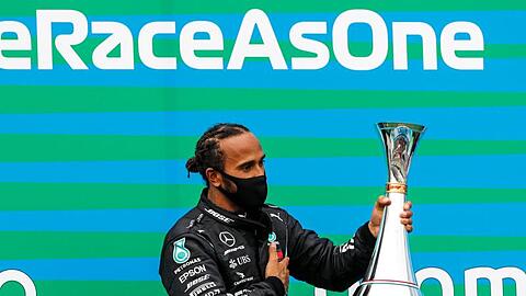 Lewis Hamilton hat mit einem Sieg im dritten Formel-1-Saisonrennen die WM-Führung übernommen.