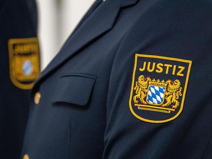 Justizbeamte stehen auf einem Flur der JVA Neuburg-Herrenwörth. Foto: Lino Mirgeler/dpa/Symbolbild