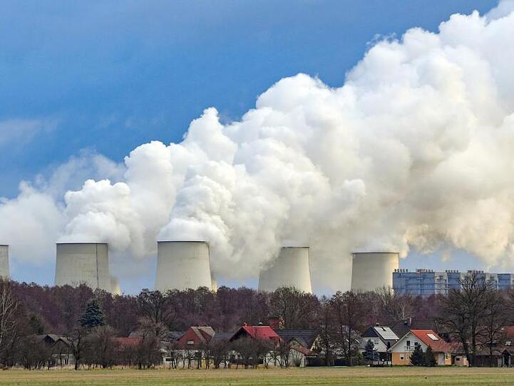 Wasserdampf steigt aus den Kühltürmen des Braunkohlekraftwerks Jänschwalde der Lausitz Energie Bergbau AG (LEAG).
