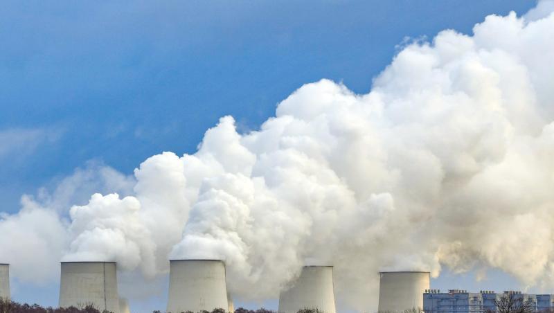 Wasserdampf steigt aus den Kühltürmen des Braunkohlekraftwerks Jänschwalde der Lausitz Energie Bergbau AG (LEAG). Wasserdampf steigt aus den Kühltürmen des Braunkohlekraftwerks Jänschwalde der Lausitz Energie Bergbau AG (LEAG).