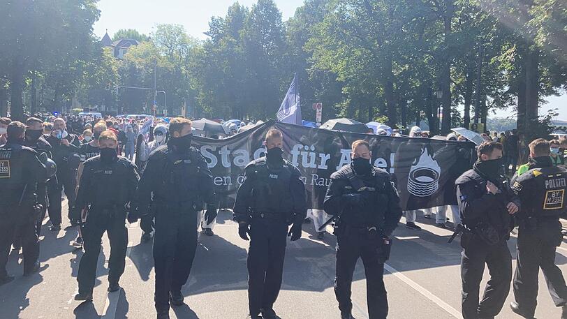 Der Demozug samt starker Polizeibegleitung am Bavariaring.