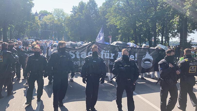 Der Demozug samt starker Polizeibegleitung am Bavariaring. Der Demozug samt starker Polizeibegleitung am Bavariaring.
