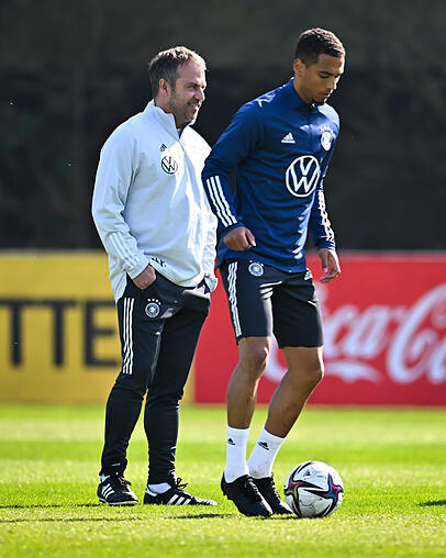 "Es tut uns gut, wenn wir Spieler haben, die viele Positionen spielen können", sagt Hansi Flick (l.) auch über Thilo Kehrer (r.). "Es tut uns gut, wenn wir Spieler haben, die viele Positionen spielen können", sagt Hansi Flick (l.) auch über Thilo Kehrer (r.).