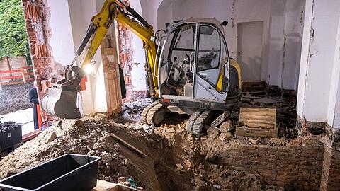 Ein Bagger steht auf der Baustelle am Bayerischen Landtag.