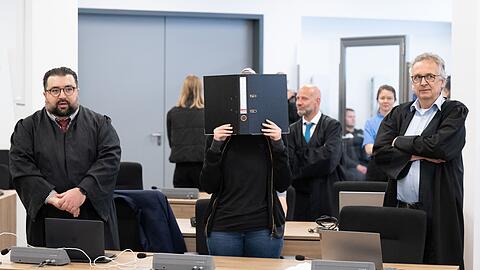 Die Angeklagte (M) steht bei der Fortsetzung des Prozesses im OLG Dresden im Verhandlungssaal.