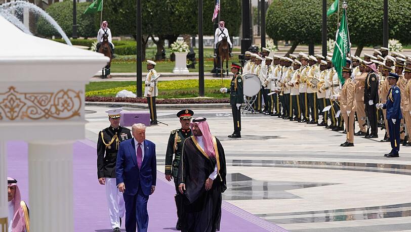 Der Kronprinz empfing den Gast aus Amerika mit allerlei Pomp. Der Kronprinz empfing den Gast aus Amerika mit allerlei Pomp.