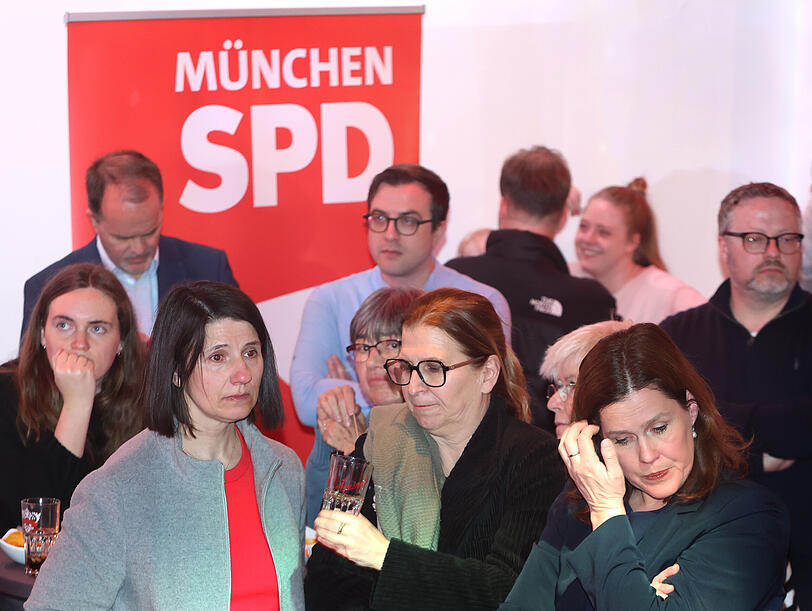 Auch f&uuml;r SPD-Fraktionschefin Anne H&uuml;bner (links) und B&uuml;rgermeisterin Verena Dietl (rechts) ist es ein unsch&ouml;ner Abend.