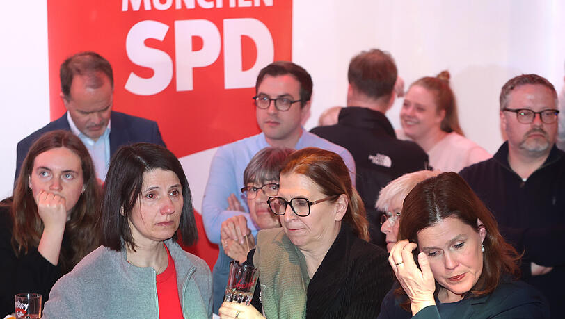 Auch f&uuml;r SPD-Fraktionschefin Anne H&uuml;bner (links) und B&uuml;rgermeisterin Verena Dietl (rechts) ist es ein unsch&ouml;ner Abend.
