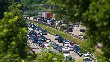 Die Fahrt auf der A8 zwischen M&uuml;nchen und Salzburg kann unter Umst&auml;nden l&auml;nger dauern als erhofft. (Archivbild)