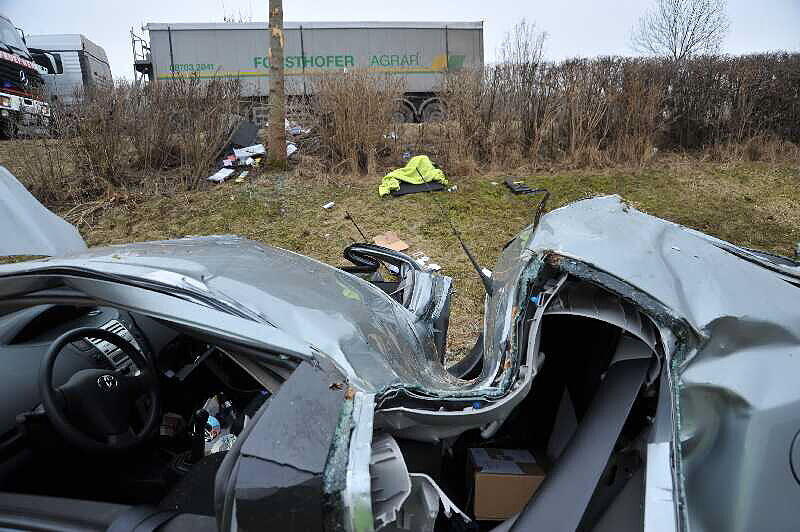 Ein alkoholisierter Fahrer hat im Raum Eching einen schweren Unfall verursacht.