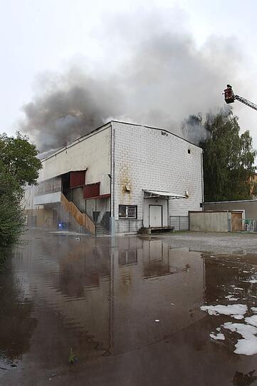Einsatzkräfte der Feuerwehr löschen am 12.10.2013 einen Großbrand im Melodrom, einer Kombination aus Kino und Diskothek in Kaufbeuren-Neugablonz. In den Morgenstunden war in dort ein Feuer ausgebrochen.